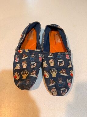Cats and books Print Slip-On Shoes - Navy with Orange Insole